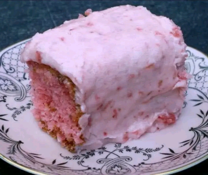 Strawberry Cake With Frosting